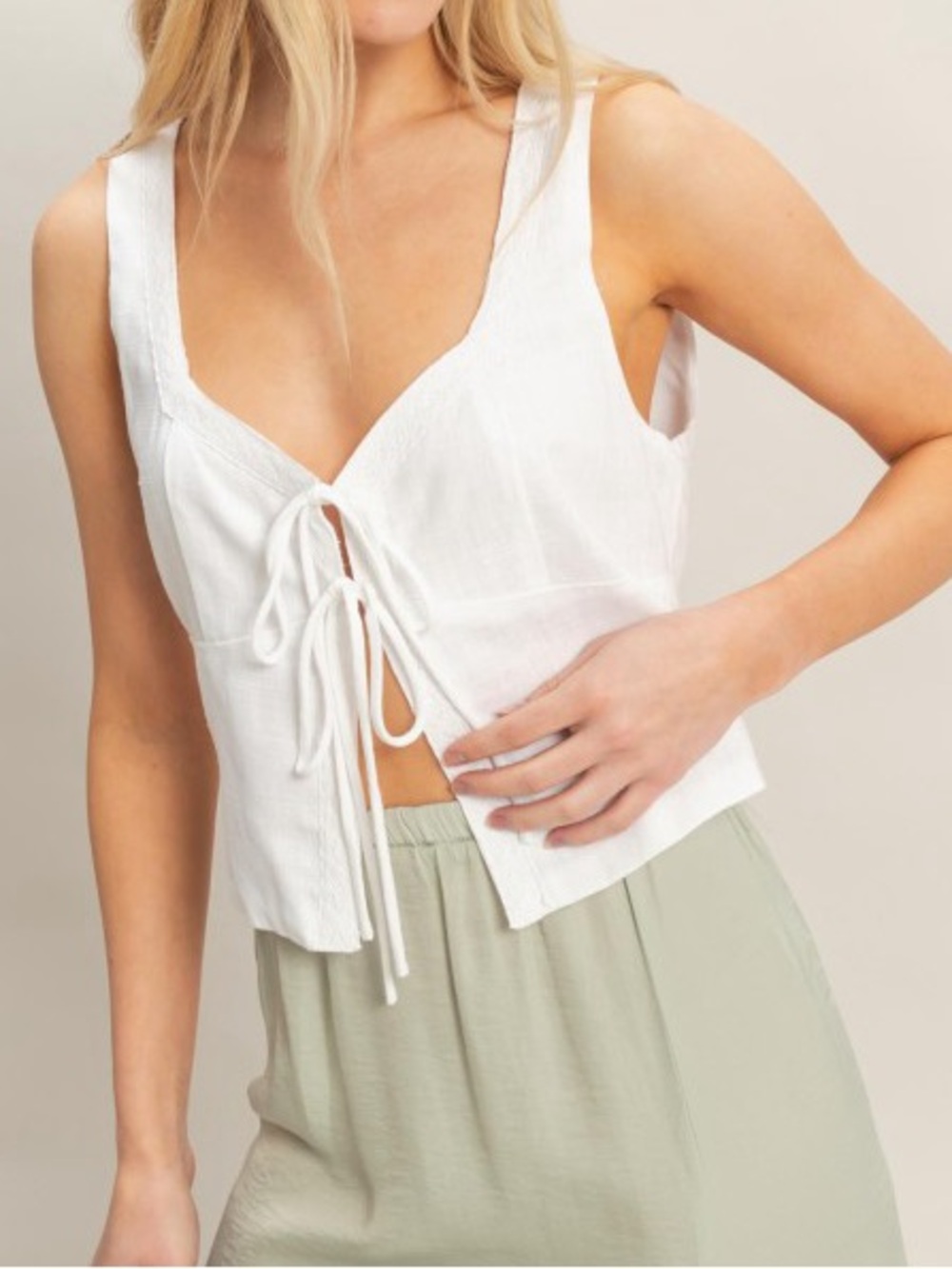 Sleeveless Tie-Front Top|white